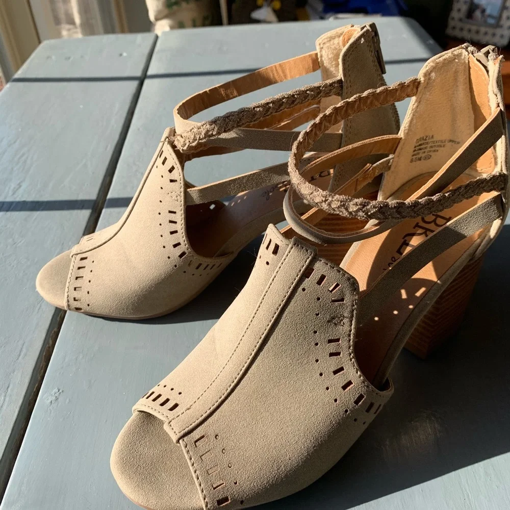 Buckle Cream and Tan Heels for Elegant Style